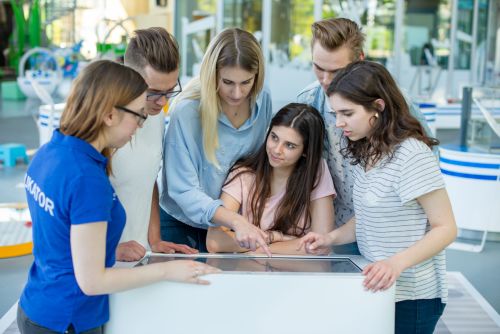 Edukator oprowadza grupę gości.