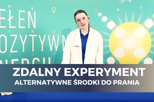 Zdalny experyment, alternatywne środki do prania. Kadr z filmu przedstawia edukatorkę w fartuchu oraz goglach ochronnych.