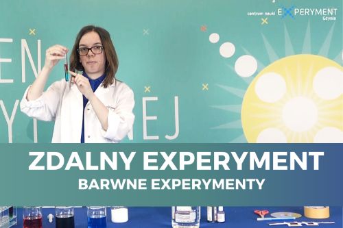 Zdalny experyment, barwne experymenty. Edukatorka wskazuje na probówkę z różnokolorową cieczą.