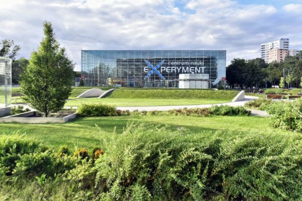 Budynek Centrum Nauki Experyment widziany z perspektywy sąsiadującej zieleni