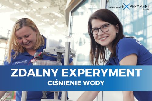Zdalny experyment, ciśnienie wody. Dwie edukatorki przeprowadzają doświadczenie przy fontannie Herona.