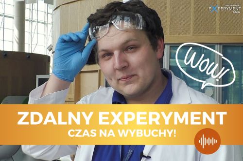 Zdalny experyment, czas na wybuchy! Uśmiechnięty edukator zakłada gogle ochronne. Obok dymek komiksowy z napisem "wow".