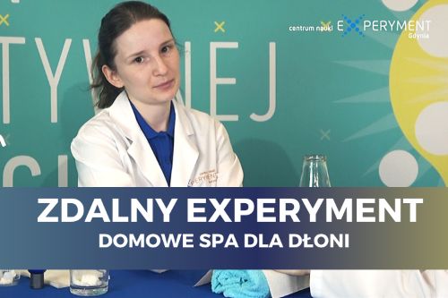 Zdalny experyment, domowe spa dla dłoni. Przed edukatorką niewidoczna w kadrze postać kładzie dłonie przygotowane do zabiegów pielęgnacyjnych.