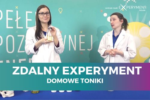 Zdalny experyment, domowe toniki. Dwie edukatorki, jedna trzyma kolbę z żółtawą substancją.