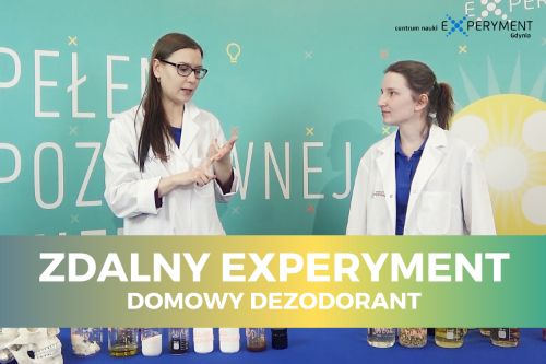Zdalny experyment, domowy dezodorant. Przed dwiema edukatorkami znajduje się stół z substancjami do doświadczeń.