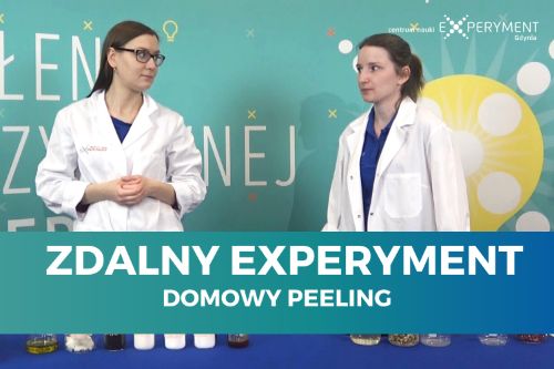 Zdalny experyment, domowy peeling do twarzy. Dwie edukatorki patrzą na siebie porozumiewawczo. Przed nimi substancje do doświadczeń.