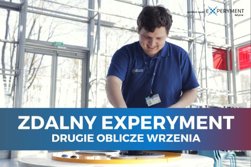 Zdalny experyment, drugie oblicze wrzenia. Edukator stoi przy stanowisku przedstawiającym zachowanie wody w próżni.