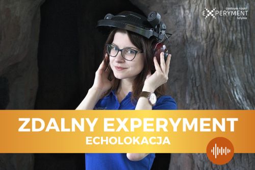 Zdalny experyment, echolokacja. Na głowie edukatorki znajdują się słuchawki z zamontowanymi nadajnikami, odbiornikami i głośniczkami.