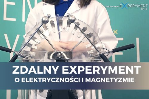 Zdalny experyment, o elektryczności i magnetyzmie. Edukatorka stoi przy maszynie elektrostatycznej.