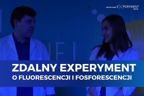 Zdalny experyment, o fluorescencji i fosforescencji. W ciemnym pomieszczeniu ztoją edukator oraz edukatorka. Ich białe fartuch emitują niebieską poświatę.