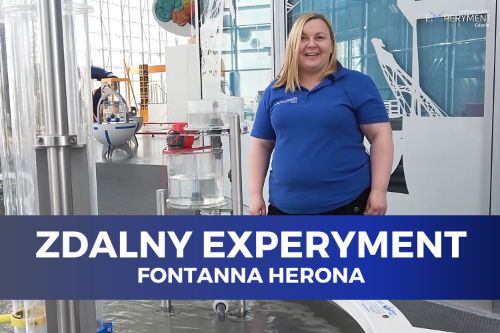 Zdalny experyment, fontanna Herona. Edukatorka stoi przy fontannie Herona.