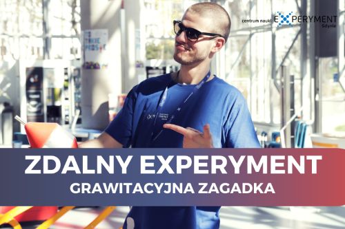 Zdalny experyment, grawitacyjna zagadka. Edukator z pewną siebie miną wskazuje na element stanowiska Grawitacyjna zagadka.