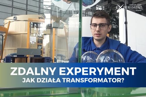 Zdalny experyment, jak działa transformator. Edukator stoi przy eksponacie przedstawiającym działanie transformatora.