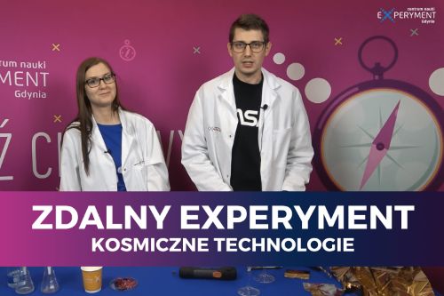 Zdalny experyment, kosmiczne technologie. W kadrze dwoje edukatorów prowadzących wykład.