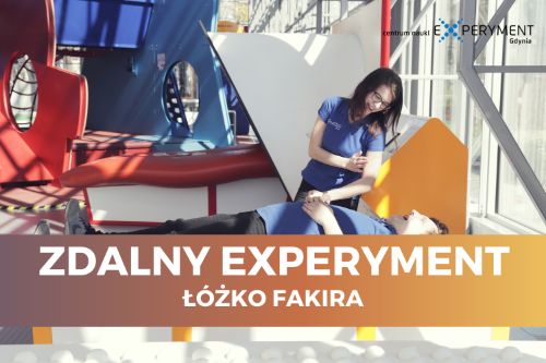 Zdalny experyment, łóżko fakira. Edukator, z niepewnym wyrazem twarzy, leży na stanowisku Łóżko fakira. Edukatorka przesuwa dźwignię.