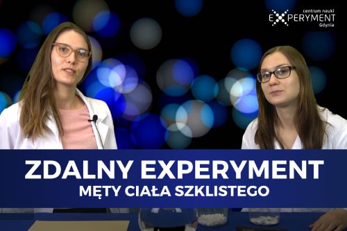 Zdalny experyment, męty ciała szklistego. Dwie edukatorki stoją przed blatem ze szkłem chemicznym.