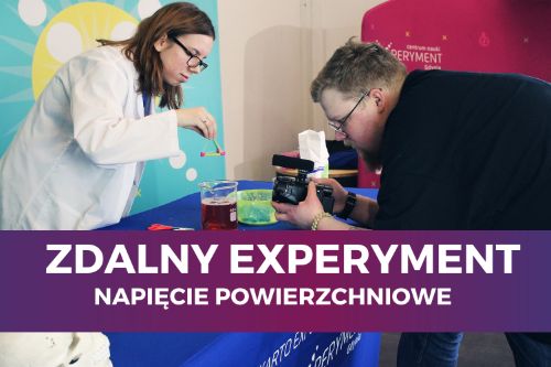Zdalny experyment, napięcie powierzchniowe. Edukator filmuje edukatorkę wykonującą doświadczenie.