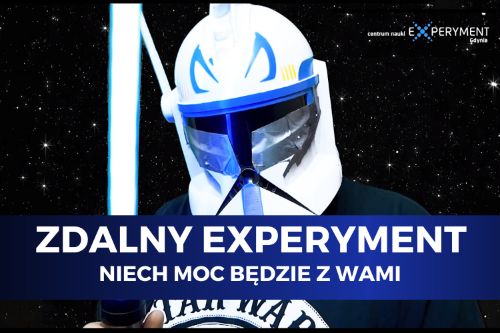 Zdalny experyment, niech moc będzie z wami. Edukator w białym hełmie trzyma miecz świetlny.