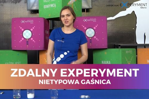 Zdalny experyment, nietypowa gaśnica. W kadrze edukatorka prowadząca wyklad.