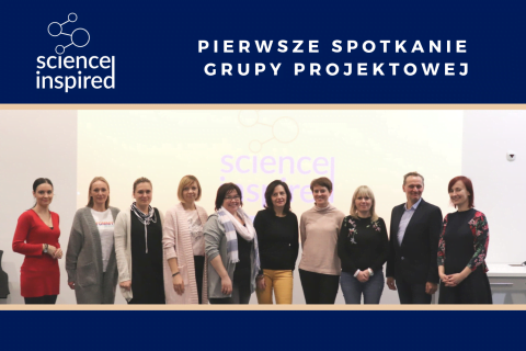 Grafika zapowiadająca pierwsze spotkanie grupy projektowej w ramach programu Science Inspired. Na zdjęciu grupa osób pozuje do zdjęcia