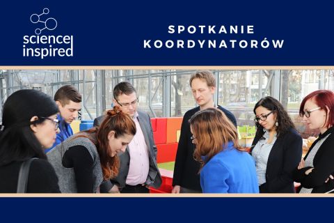 Grafika zapowiadająca spotkanie koordynatorów w ramach programu Science Inspired. Na zdjęciu grupka osób patrząca w jedno miejsce