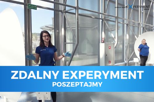 Zdalny experyment, poszeptajmy. Dwie edukatorki stoją przy eksponacie prezentującym przemieszczanie się fal dźwiękowych.