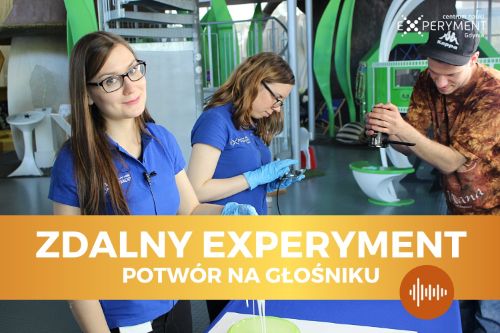 Zdalny experyment, potwór na głośniku.Dwie edukatorki tworzą białą ciekłą substancję działania te filmuje edukator.