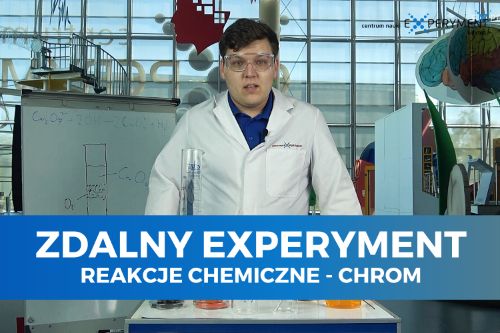 Zdalny experyment, reakcje-chemiczne, chrom. Przed edukatorem w białym fartuchu i ochronnych goglach znajdują się zlewki z kolorowymi płynami.