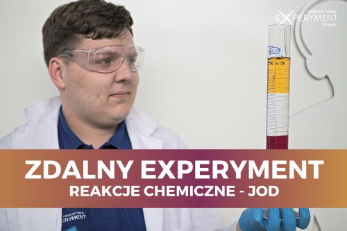 Zdalny experyment, reakcje chemiczne, jod. Edukator trzyma menzurkę wypełnioną trzema płynami - żółtym, przezroczystym i czerwonym.