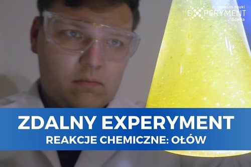 Miniaturka do filmu z cyklu ZDALNY EXPERYMENT pod tytułem Reakcje chemiczne: ołów. Na zdjęciu mężczyzna w okularach i fartuchu ochronnym, trzymający rozświetlony, żółty roztwór w kolbie.