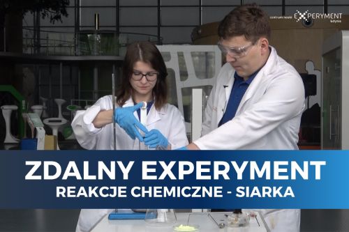 zdalny experyment, reakcje chemiczne siarka. Dwoje edukatorów przeprowadza doświadczenie przy użyciu szkła chemicznego i różnych substancji.