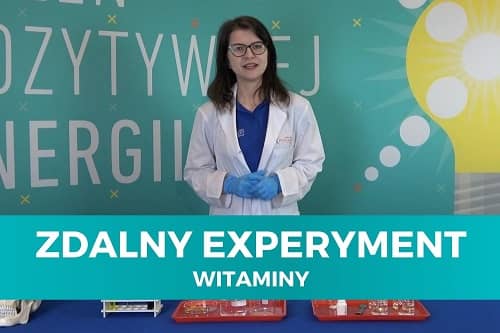 Miniaturka do filmu z cyklu ZDALNY EXPERYMENT pod tytułem Witaminy. Na zdjęciu kobieta w okularach i fartuchu ochronnym, na morskim tle.