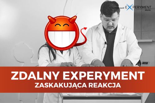 Zdalny experyment, zaskakująca reakcja. Czarno-białe zdjęcie z edukatorem oraz edukatorką, która w miejscu twarzy ma wklejoną głowę uśmiechniętego diabełka.