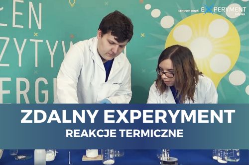 Zdalny experyment, reakcje termiczne. Edukator oraz edukatorka pochylają się nad blatem zastawionym sprzętem do doświadczeń chemicznych.