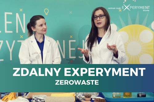 Zdalny experyment, zerowaste. Dwie edukatorki, jedna z nich cos tłumaczy, druga słucha. Przed nimi leżą śmieci oraz sprzęt chemiczny.