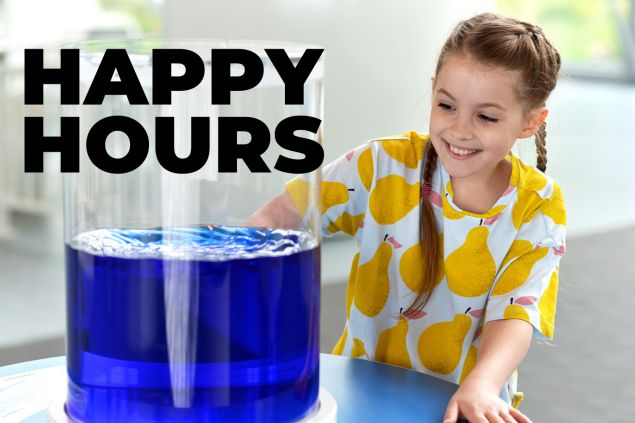 Plakat Happy Hours. Dziewczynka w warkoczykach korzysta ze stanowiska na wystawie Hydroświat.