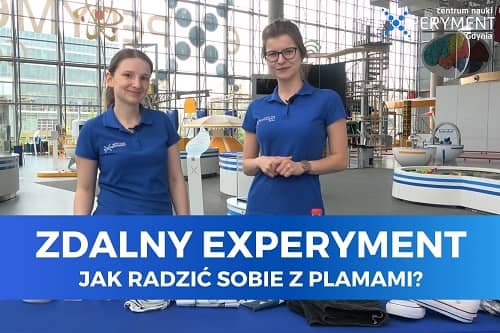 Miniaturka do filmu z cyklu ZDALNY EXPERYMENT pod tytułem Jak radzić sobie z plamami? Na zdjęciu dwie ubrane na niebiesko kobiety na tle wystaw Centrum Nauki EXPERYMENT.