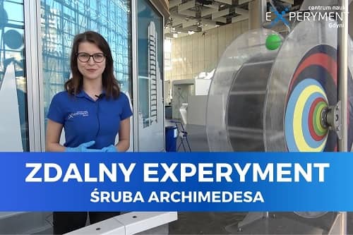 Miniaturka do filmu z cyklu ZDALNY EXPERYMENT pod tytułem Śruba Archimedesa Na zdjęciu kobieta w okularach, ubrana na niebiesko.