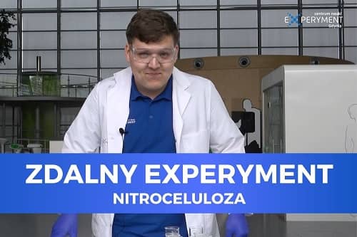Miniaturka do filmu z cyklu ZDALNY EXPERYMENT pod tytułem Nitroceluloza. Na zdjęciu mężczyzna w okularach ochronnych i fartuchu ochronnym