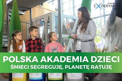 Miniaturka filmu z cyklu Polska Akademia Dzieci pt. Śmieci segreguję, planetę ratuję. Na zdjęci kobieta tłumacząca coś trójce dzieci