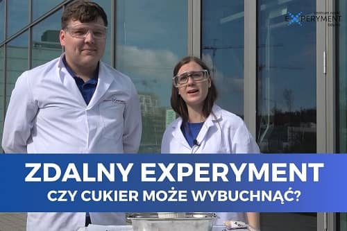 Miniaturka do filmu z cyklu ZDALNY EXPERYMENT pod tytułem Czy cukier może wybuchnąć? Na zdjęciu kobieta i mężczyzna w strojach chemików
