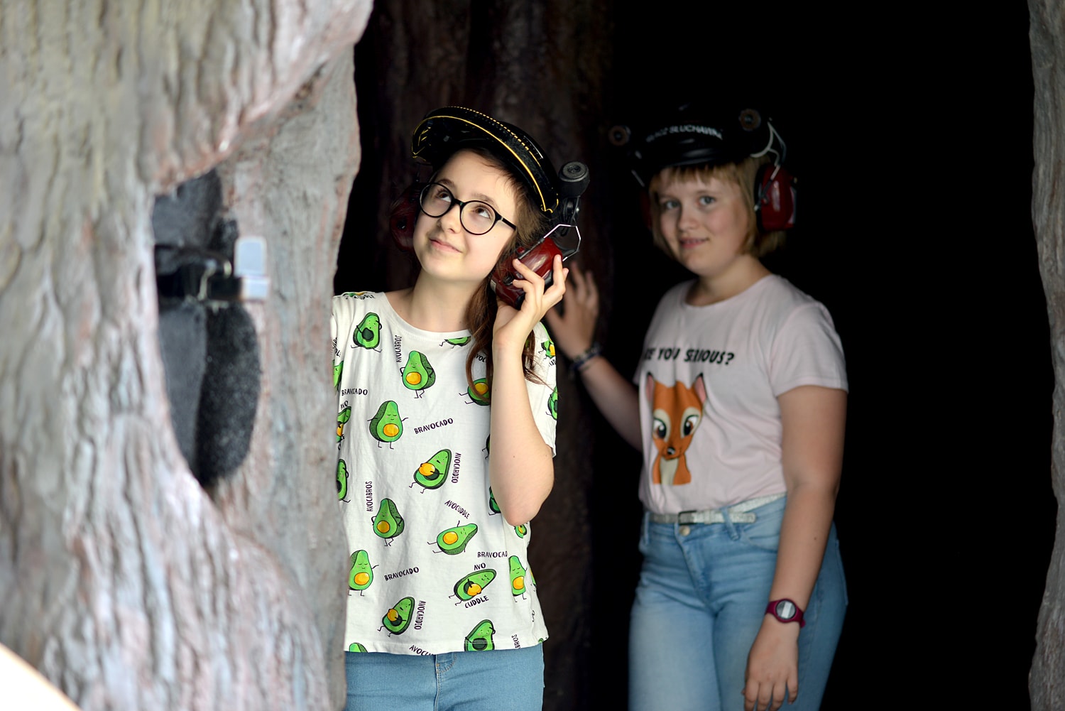 Na zdjęciach są dwie dziewczynki na wystawie drzewo życia w Centrum Nauki EXPERYMENT