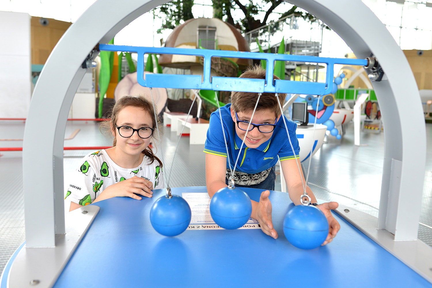 Na zdjęciu jest dwójka dzieci - chłopiec i dziewczynka na wystawie niewidoczne siły w Centrum Nauki EXPERYMENT