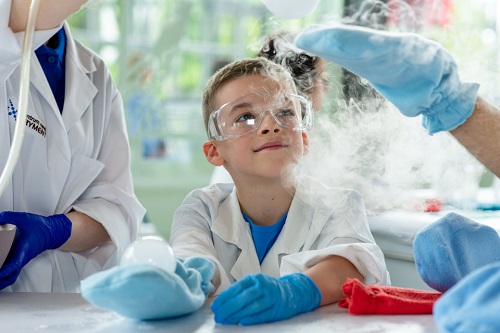 Na zdjęciu widać chłopca w wieku około 10 lat, który uczestniczy w doświadczeniach naukowych w EXPERYMENCIE