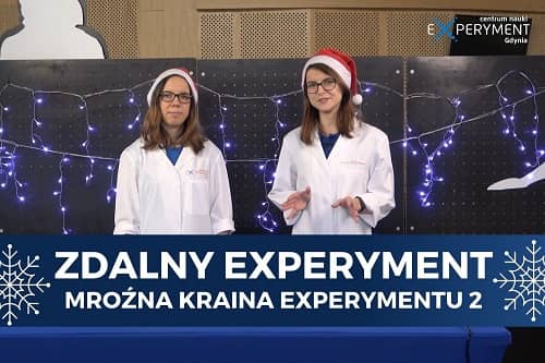 Miniaturka do filmu z cyklu ZDALNY EXPERYMENT pod tytułem Mroźna kraina EXPERYMENTU 2. Na zdjęciu dwie kobiety w czapkach Mikołaja.
