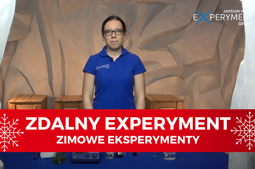 Na zdjęciu widać edukatorkę EXPERYMENTU przygotowującą chemiczne doświadczenia