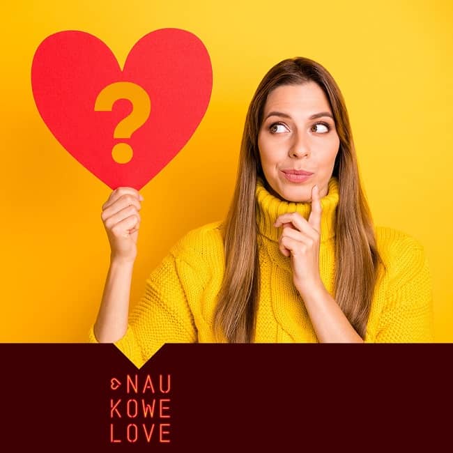 Kobieta trzymająca serduszko ze znakiem zapytania