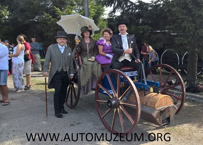 Kilka osób siedzi na samochodzie parowym.