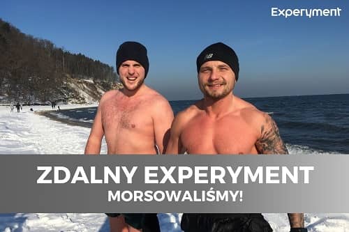 Miniaturka do filmu z cyklu ZDALNY EXPERYMENT pod tytułem Morsowaliśmy!. Na zdjęciu dwóch mężczyzn na plaży.