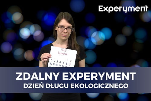 Miniaturka do filmu z cyklu ZDALNY EXPERYMENT pod tytułem Dzień długu ekologicznego. Na zdjęciu kobieta z kalendarzem w dłoniach.
